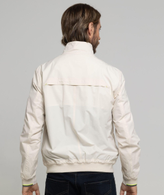 chaqueta tipo cortaviento beige de la marca Coronel Tapioca