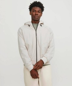 Chaqueta beige bomber reciclada, cómoda y sostenible