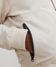 Chaqueta ligera y transpirable con bolsillos laterales