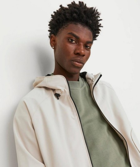 Chaqueta beige versátil con cierre de cremallera y estilo urbano