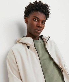 Chaqueta beige versátil con cierre de cremallera y estilo urbano