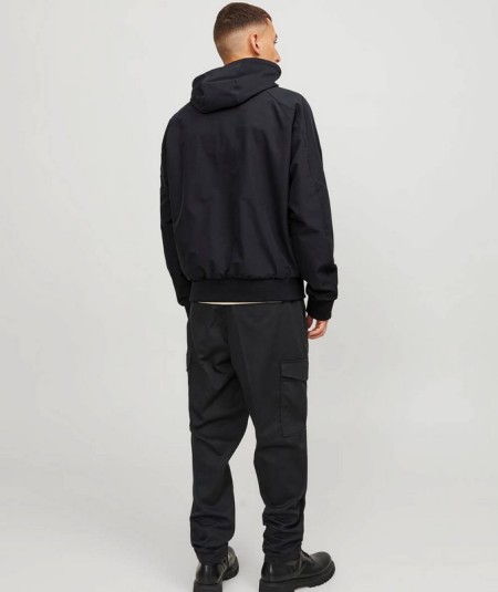 Chaqueta moderna con detalles fruncidos y capucha ajustable