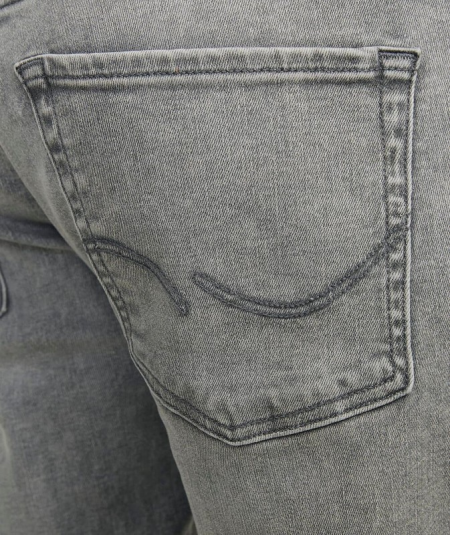 Jeans slim fit acabado desgastado con bolsillos traseros y delanteros