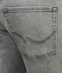 Jeans slim fit acabado desgastado con bolsillos traseros y delanteros