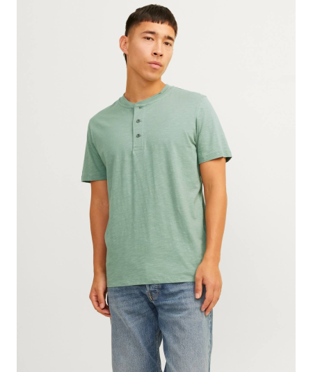Camiseta color verde cómoda de manga corta con diseño minimalista