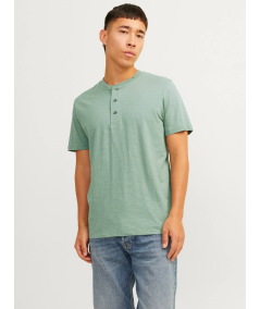 Camiseta color verde cómoda de manga corta con diseño minimalista