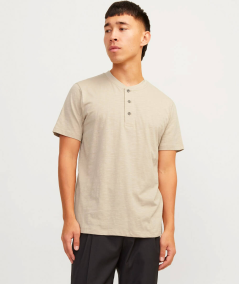 Camiseta moderna y versátil con cuello estilo mao, color tosta