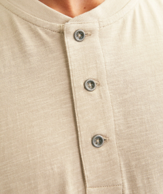Camiseta básica con botones y tejido elástico suave