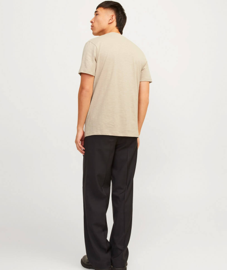 Camiseta cómoda de manga corta con diseño minimalista, color Tosta