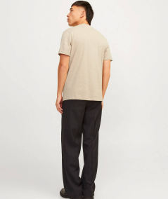 Camiseta cómoda de manga corta con diseño minimalista, color Tosta