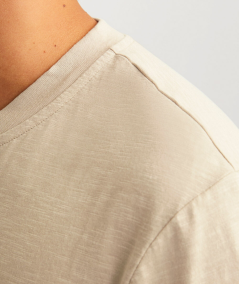 Camiseta moderna y versátil con cuello estilo mao, tacto suave
