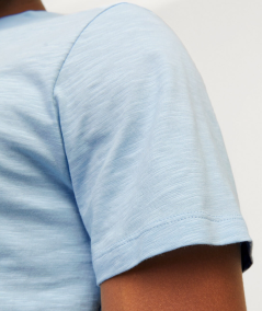 Camiseta cómoda de manga corta con diseño minimalista, color azúl