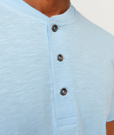 Camiseta básica con botones y tejido elástico suave, color azúl
