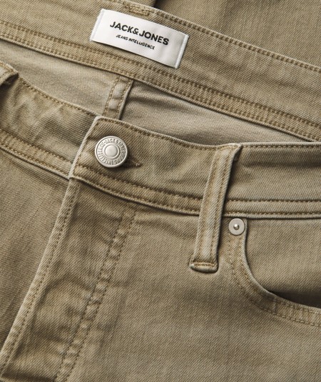 Jeans de corte entallado con bragueta de botones