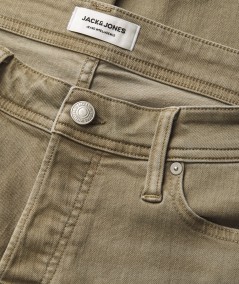 Jeans de corte entallado con bragueta de botones