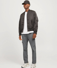 Pantalón estilo militar con diseño práctico y cómodo color gris