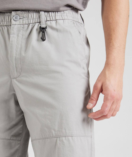 Pantalón de algodón suave, ideal para un look moderno y versátil.