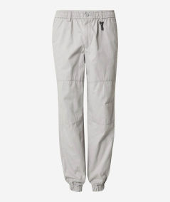 Pantalón casual para hombre con ajuste tapered y cierre de cremallera.