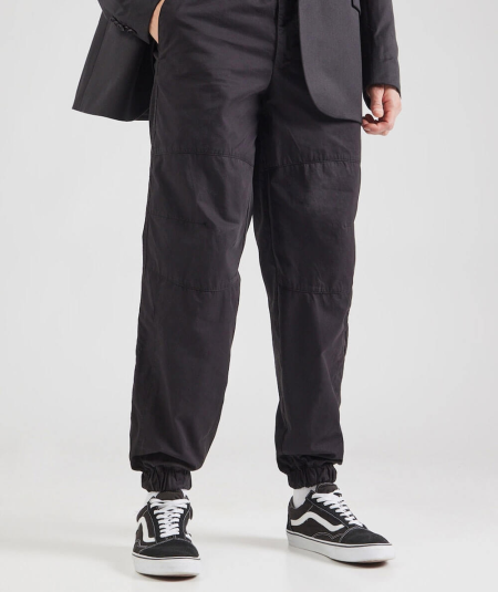 Pantalón tapered con tejido de algodón resistente y costuras tono sobre tono.