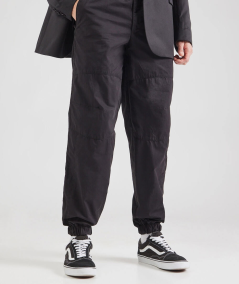 Pantalón tapered con tejido de algodón resistente y costuras tono sobre tono.