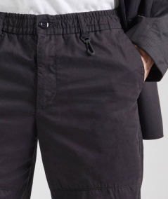 Pantalón de tobillos ajustados con diseño cómodo y favorecedor para cualquier ocasión.