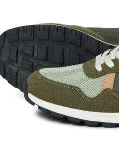 Zapatillas de hombre con suela ligera y diseño moderno para uso diario.