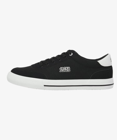 Zapatillas urbanas de cuero sintético y textil con perforaciones transpirables.