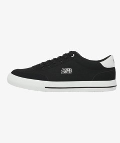 Zapatillas urbanas de cuero sintético y textil con perforaciones transpirables.