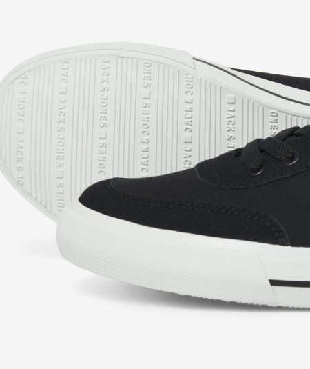 Zapatillas de estilo casual con interior en contraste y punta redonda.