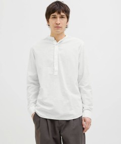Camisa de manga larga para hombre con diseño elegante y moderno.