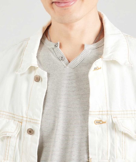 Camiseta Jack & Jones de cuello Henley con botones y estampado a rayas.