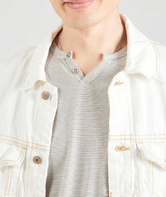 Camiseta Jack & Jones de cuello Henley con botones y estampado a rayas.