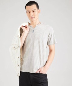 Camiseta Henley de manga corta y tejido suave, ideal para el día a día.
