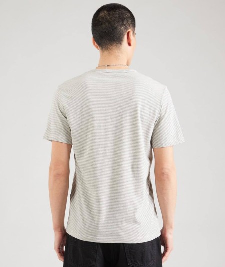 Camiseta de rayas con ajuste regular, perfecta para combinar con jeans.