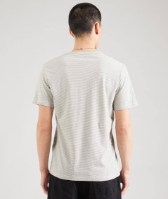 Camiseta de rayas con ajuste regular, perfecta para combinar con jeans.