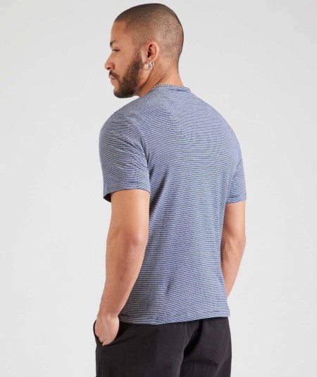 Camiseta con cuello Henley y tejido ligero para un estilo relajado.