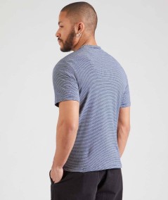 Camiseta con cuello Henley y tejido ligero para un estilo relajado.