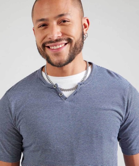 Camiseta moderna con cuello abotonado y estampado a rayas para un outfit fresco.