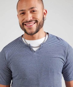 Camiseta moderna con cuello abotonado y estampado a rayas para un outfit fresco.