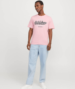 Camiseta perfecta para looks casuales con joggers o jeans.