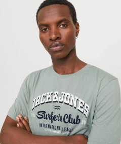 Camiseta con ajuste estándar y tejido transpirable