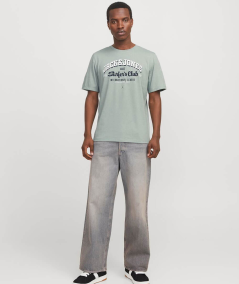 Camiseta básica de hombre con diseño sencillo y elegante
