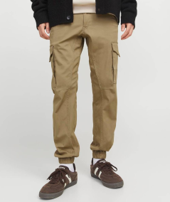 Pantalones cargo slim Jack & Jones color camel, diseño inspirado en la milicia británica con múltiples bolsillos y ajuste moder