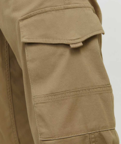Pantalones cargo modernos y cómodos con diseño ajustado, perfectos para combinar con zapatillas o botas