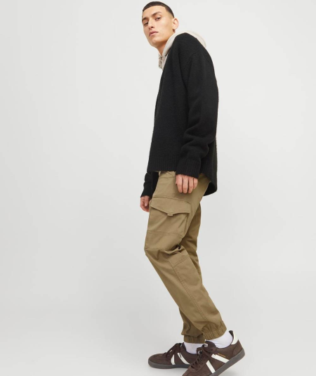 Pantalones cargo color camel para hombre con corte slim, cintura baja y cierre de cremallera, perfectos para un look casual o e