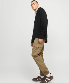 Pantalones cargo color camel para hombre con corte slim, cintura baja y cierre de cremallera, perfectos para un look casual o e