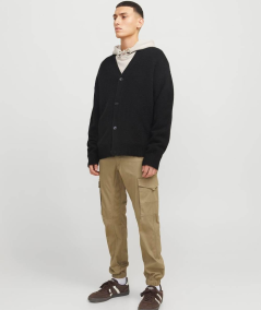Pantalones cargo slim Jack & Jones con bolsillos delanteros, traseros y laterales para máxima practicidad y comodidad