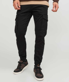 Pantalones cargo slim Jack & Jones color negro, con diseño inspirado en la milicia británica y múltiples bolsillos funcionales