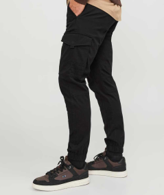 Pantalones cargo de hombre en color negro con corte slim, cintura baja y ajuste ceñido en rodillas y puños