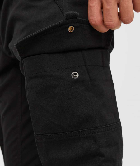 Pantalones cargo negros con bolsillos delanteros, traseros y laterales, perfectos para un look urbano y funcional